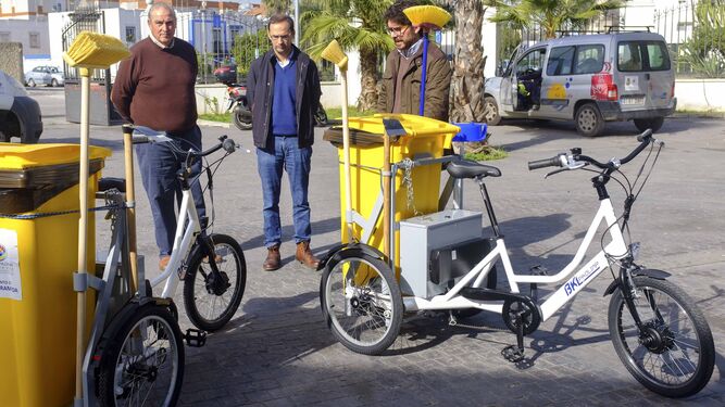 El alcalde ha presentado hoy los dos nuevos triciclos eléctricos de limpieza viaria.