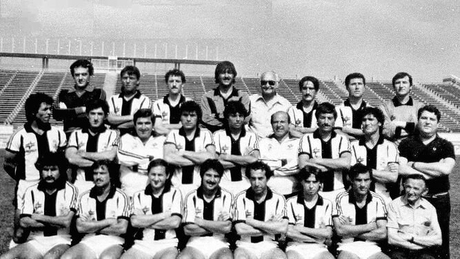 La plantilla de la temporada 1982-83 de la Real Balompédica Linense.
