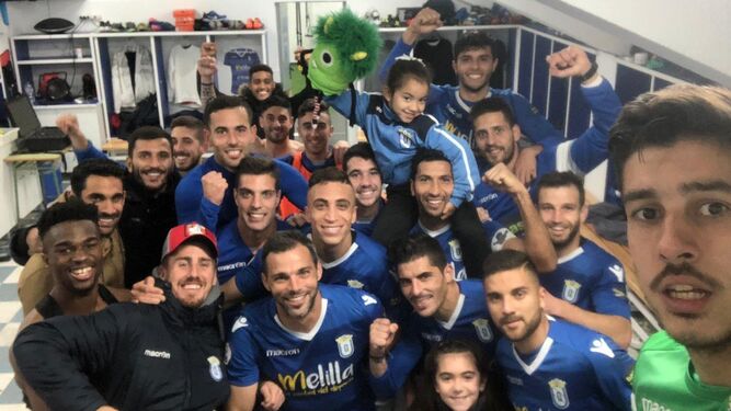 Los jugadores del Melilla celebran en vestuarios su triunfo sobre el Talavera