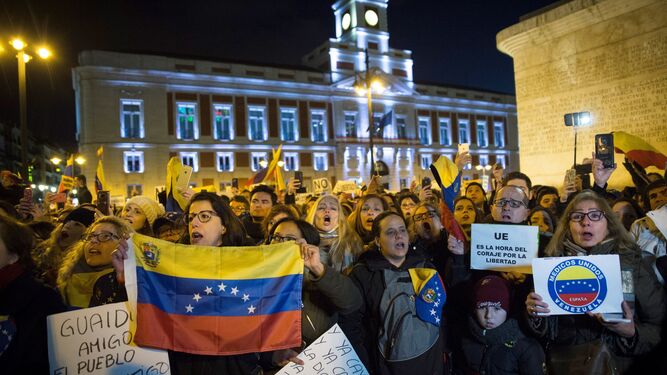 Cientos de personas el sábado en la Puerta del Sol para mostrar su apoyo a Juan Guaidó.