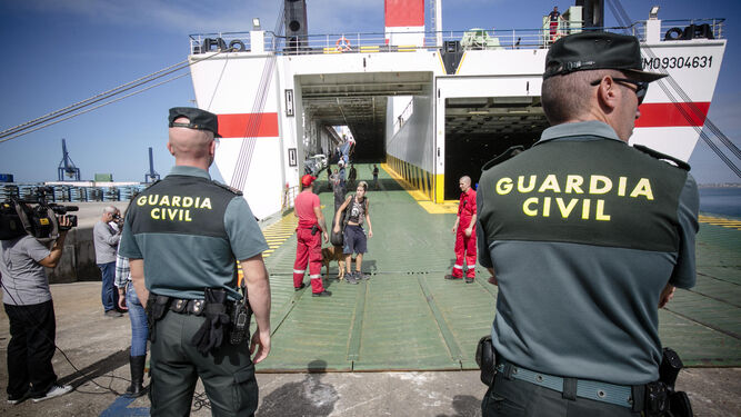 Imagen de archivo de un control policial en el puerto de Cádiz.