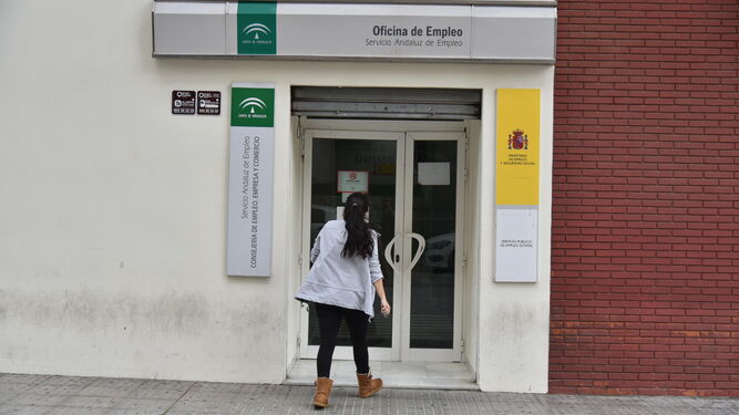 Una mujer se dirige a la oficina del Servicio Andaluz de Empleo en Algeciras.