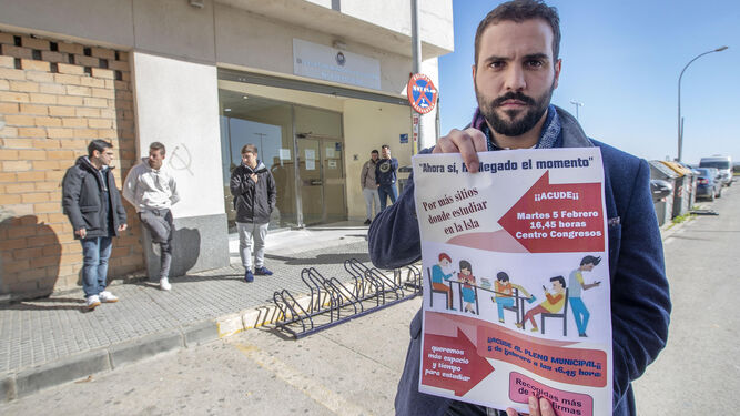 Enrique Ortega, a las puertas de la sala de estudio, con uno de los carteles editado por los estudiantes en los que se anuncian movilizaciones.