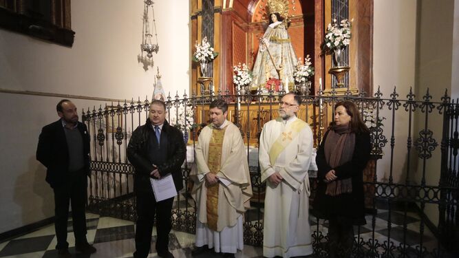 Los arquitectos Honorio Aguilar y José Manuel Higuera, el párroco y el diácono de San Vicente, y Cristina Murillo, decana del Colegio de Arquitectos de Sevilla, en la iglesia de San Vicente.