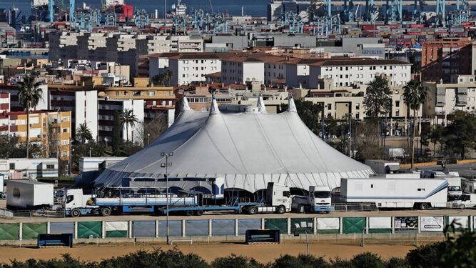 La carpa cedida para el Circo Berlín, ya instalada en el parque feria de Algeciras.
