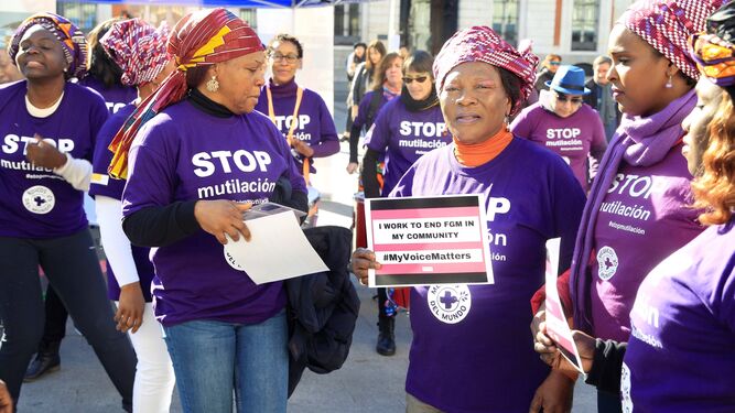 Mujeres que sufrieron ablación protestan en Madrid en el Día contra la Mutilación Genital Femenina.