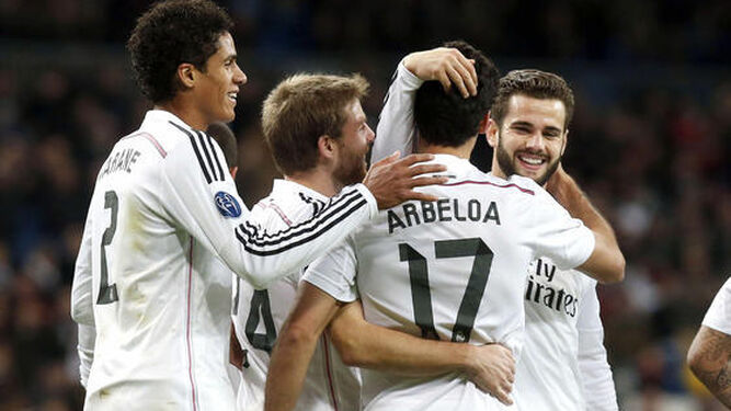 Arbeloa es felicitado por sus compañeros durante un partido con el Real Madrid