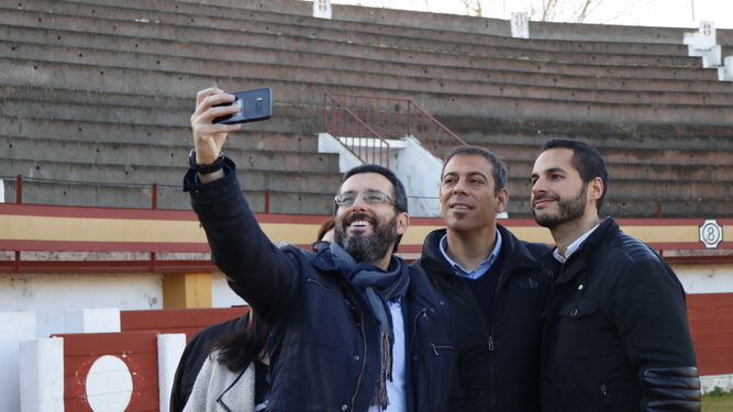 El alcalde se hace un selfie en la plaza de toros junto al resto de concejales
