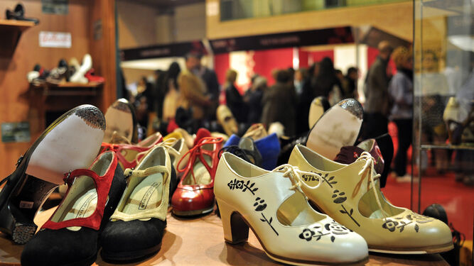 Todo tipo de productos artesanales relacionados con la moda flamenca pueden verse en la zona comercial de SIMOF 2023