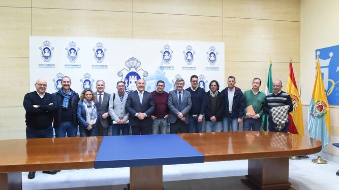 representantes del Ayuntamiento, de los sindicatos y de Algesa, tras la firma del convenio