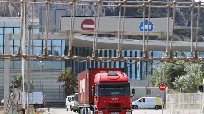 Un camión pasa por la Aduana comercial entre La Línea y Gibraltar