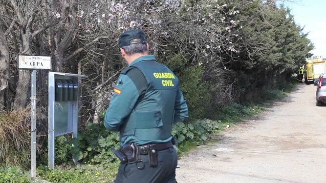 La Guardia Civil ha establecido un cordón de seguridad en torno al pozo en el que se encuentra el cadáver