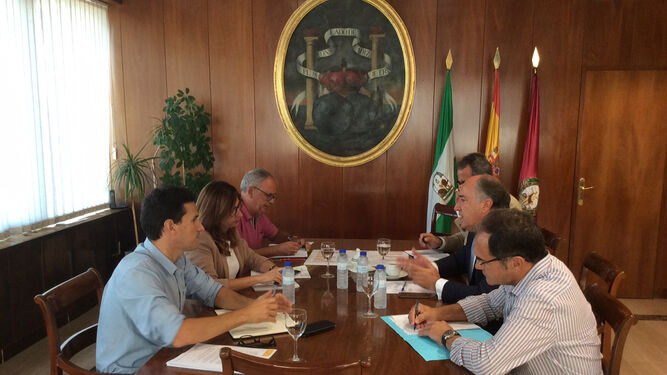 Una reunión entre responsables de Zona Franca y del Ayuntamiento de Algeciras.