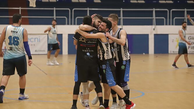 Los jugadores de la ULB se abrazan con Javi Balastegui tras su canasta decisiva.