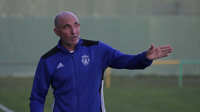 El entrenador del Espeleño, Garrido, da indicaciones en el San Rafael durante el partido.