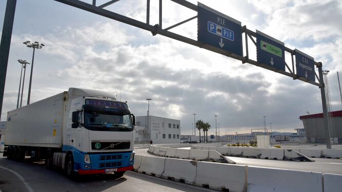 Un camión sale de las instalaciones del PIF del Puerto de Algeciras.
