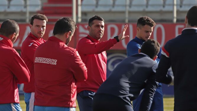 Fajardo se dirige a los jugadores del Algeciras, con Mané, el secretario técnico, presente.