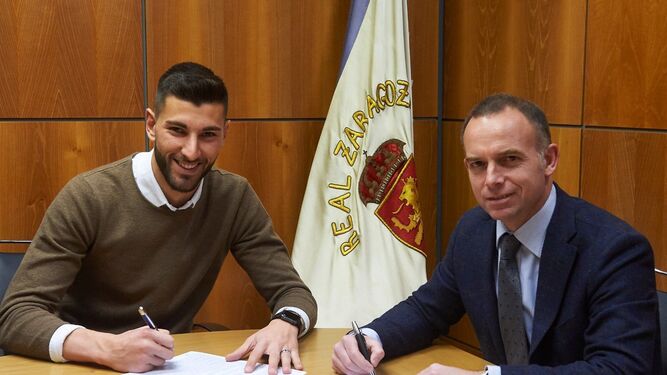 El exalgecirista Álvaro Ratón firma su renovación con el Real Zaragoza.