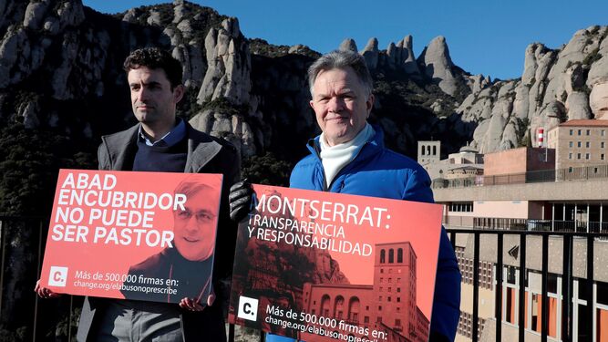 Miguel Ángel Hurtado (i), víctima abusos en Constantí, y Pete Saunders, antiguo miembro de la comisión antipederastia organizada por el Papa , se manifiestan en Montserrat.