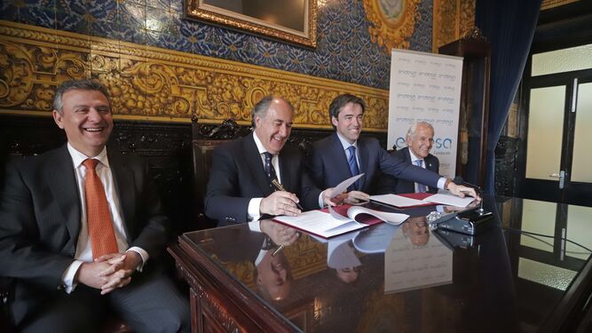 Arteaga, Landaluce, Gómez-Múgica y Pascual, en la firma del convenio