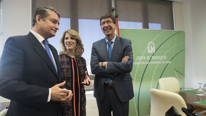 Ana Mestre junto al vicepresidente de la Junta, Juan Marín y el viceconsejero, Antonio Sanaz