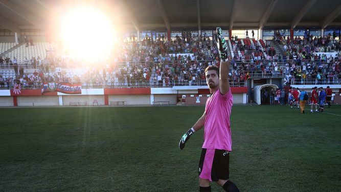 El meta Jesús Romero saluda a la afición después de un partido