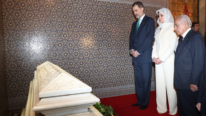 Los Reyes Felipe VI  y Letizia, en el Mausoleo de Mohamed V