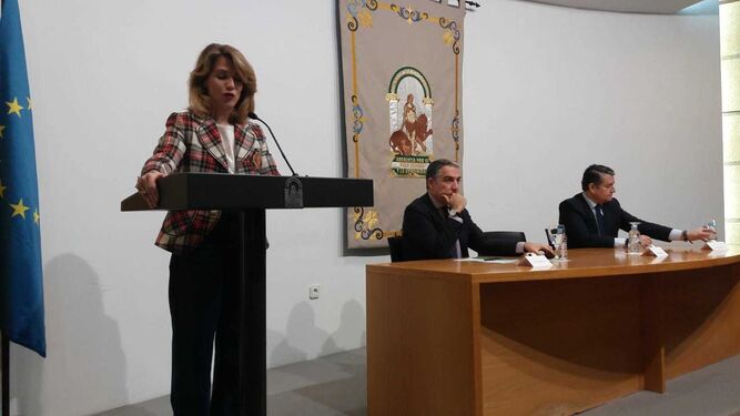 Ana Mestre, durante su intervención junto a Elías Bendodo y Antonio Sanz.