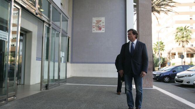 Diego Sánchez Rull en la puerta del Palacio de Justicia de Algeciras.