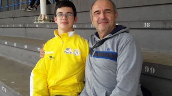 Javier Medina y su padre y técnico, Francisco, en Isla Cristina.