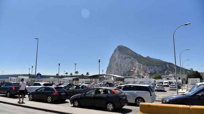 Colas de vehículos para acceder a Gibraltar