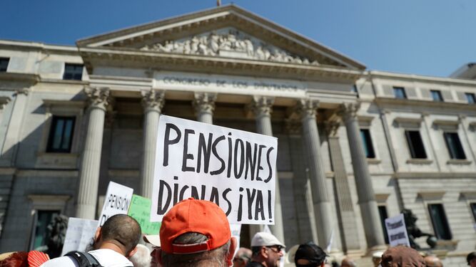 Una manifestación de pensionistas ante el Congreso de los Diputados.
