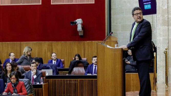 El líder de Vox andaluz, Francisco Serrano, en la tribuna del Parlamento.