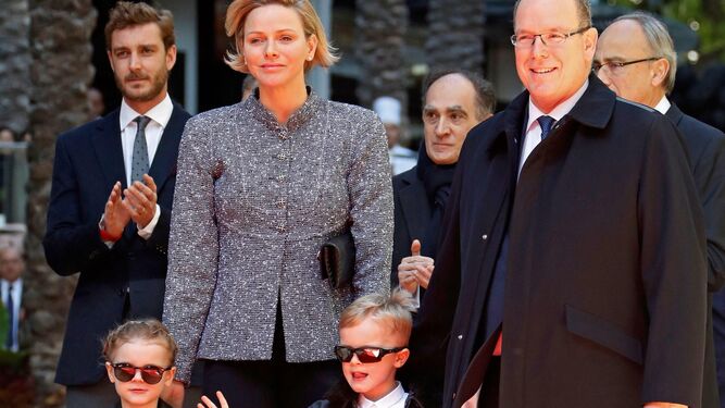 Los príncipes Alberto y Charlene, con sus dos hijos.