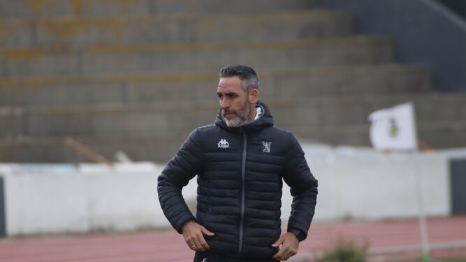 El entrenador del Sanluqueño, Abel Gómez, durante el partido en el Municipal.