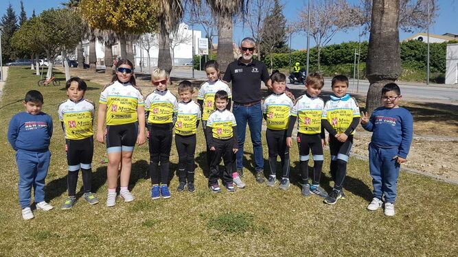 La expedición de la escuela municipal de ciclismo de Algeciras, al completo en Trebujena
