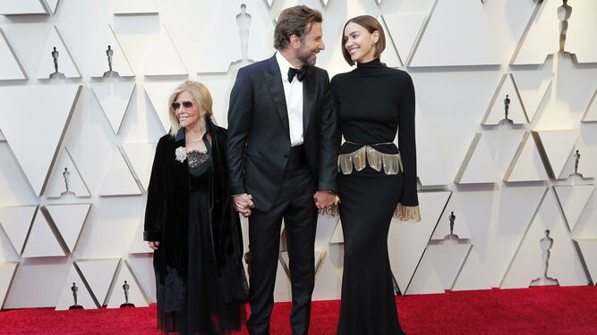 Bradley Cooper, con su madre y su pareja, Irina Shayk.