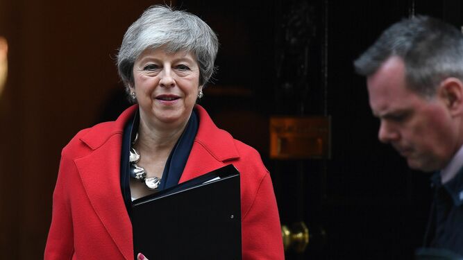 La primera ministra británica, Theresa May, a su salida hoy del 10 de Downing Street