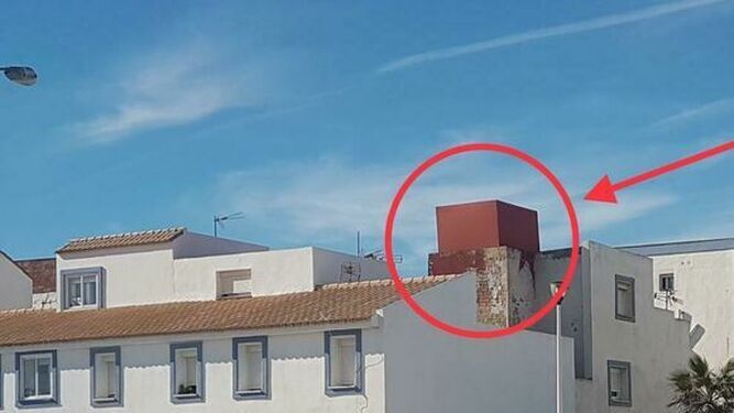 El radar se hallaba situado en el tejado de un  edificio del paseo de Levante de La Línea, oculto por un cajón metálico.