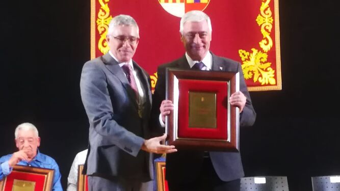 El alcalde de Castellar, Juan Casanova, entrega el reconocimiento a Francisco Mena.