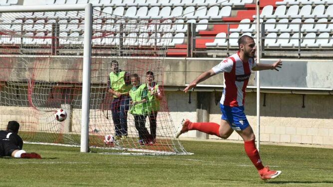 Antonio Sánchez celebra uno de sus dos goles con el Algeciras ante el Guadalcacín.