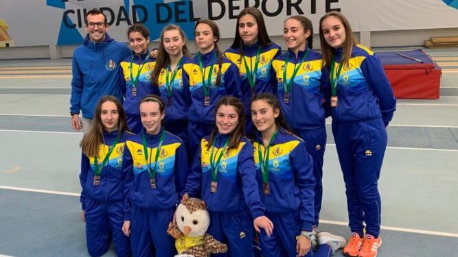 El Bahía de Algeciras sub-16 femenino, con sus premios.