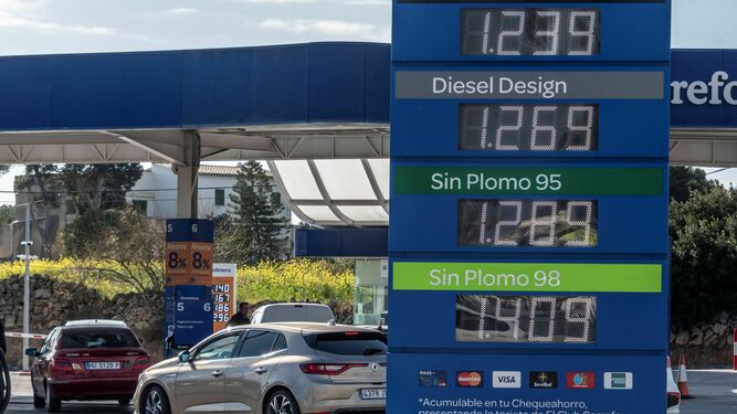 Precios de los combustibles en una gasolinera española.