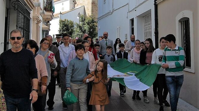 Un momento del porteo de la bandera andaluza, esta mañana en Los Barrios.