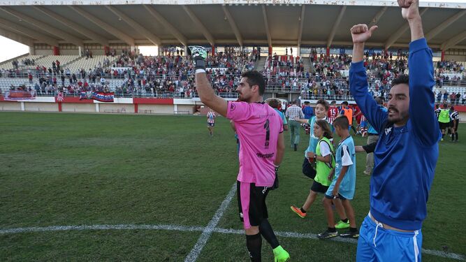 Romero y Ayala celebran el triunfo sobre el Ceuta de la pasada temporada.