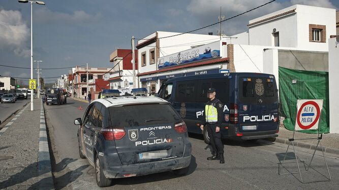 Un control policial en La Línea.