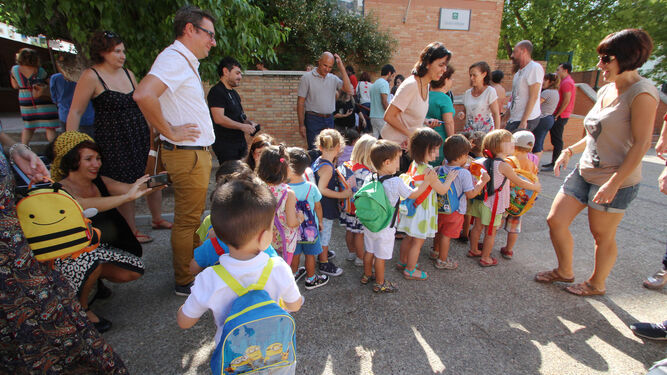 Un grupo de niños entran en clase en su primer día de colegio.