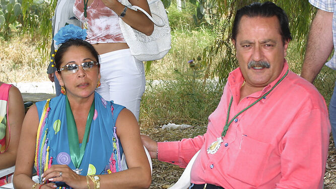 Isabel Pantoja y Julián Muñoz, en El Rocío de 2003 en que posaron por primera vez como pareja.