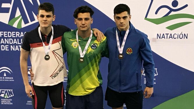 Rodrigo Yus, a la derecha, con los otros medallistas de categoría junior.