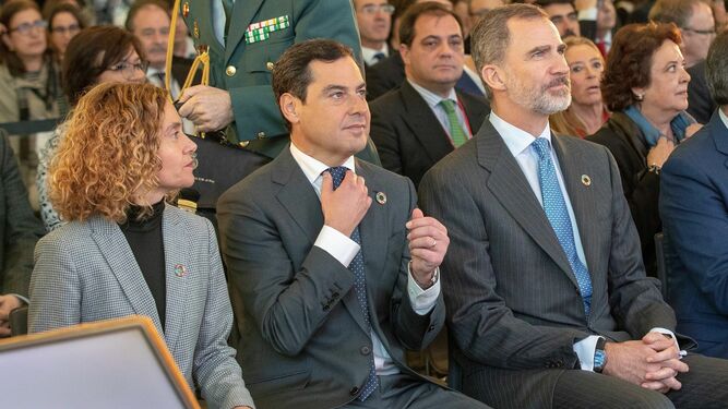 Meritxell Batet, Juanma Moreno y el Rey Felipe VI, en Sevilla el pasado enero.